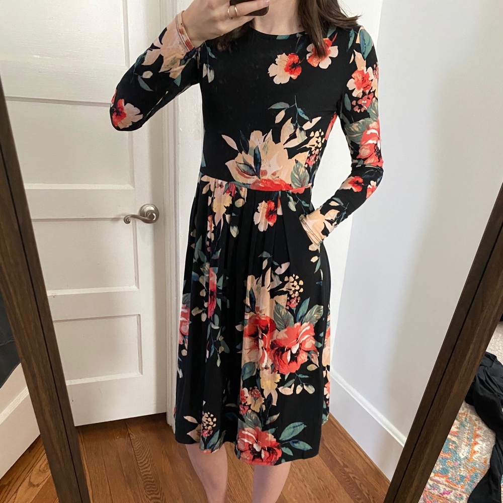 Black Floral along Sleeve Dress stretchy w/pockets